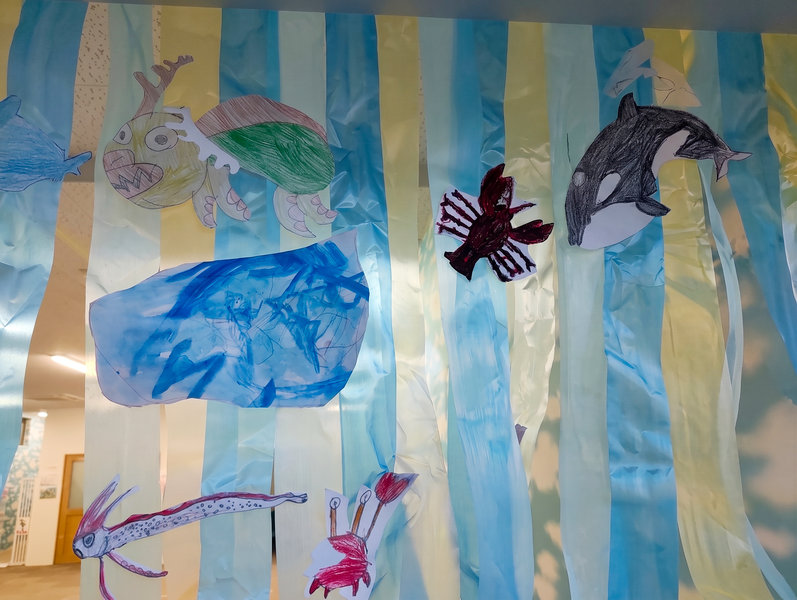 海をテーマに子どもたちが作った制作物